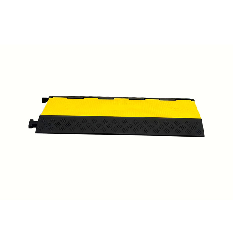 Protector de cable resistente de 5 canales con base de goma y cubierta abatible de PVC de alta capacidad de carga