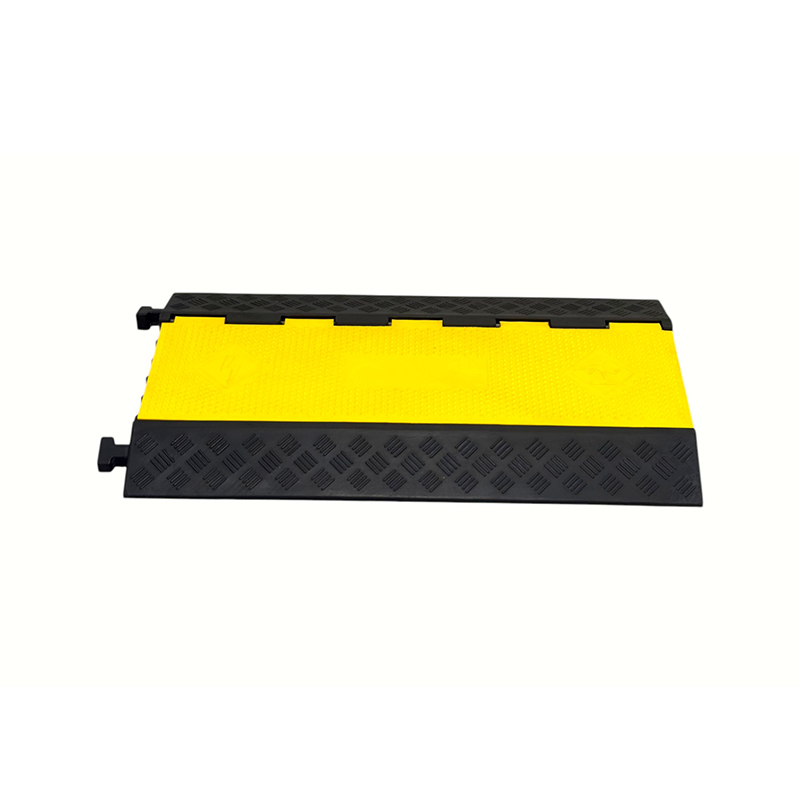 Protector de cable resistente de 5 canales con base de goma y cubierta abatible de PVC de alta capacidad de carga