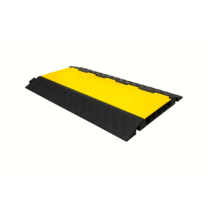 Protector de cable resistente de 5 canales con base de goma y cubierta abatible de PVC de alta capacidad de carga