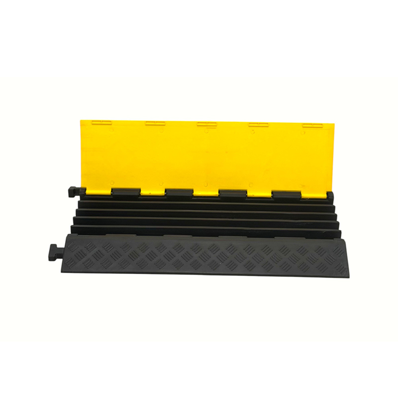 Protector de cable resistente de 5 canales con base de goma y cubierta abatible de PVC de alta capacidad de carga
