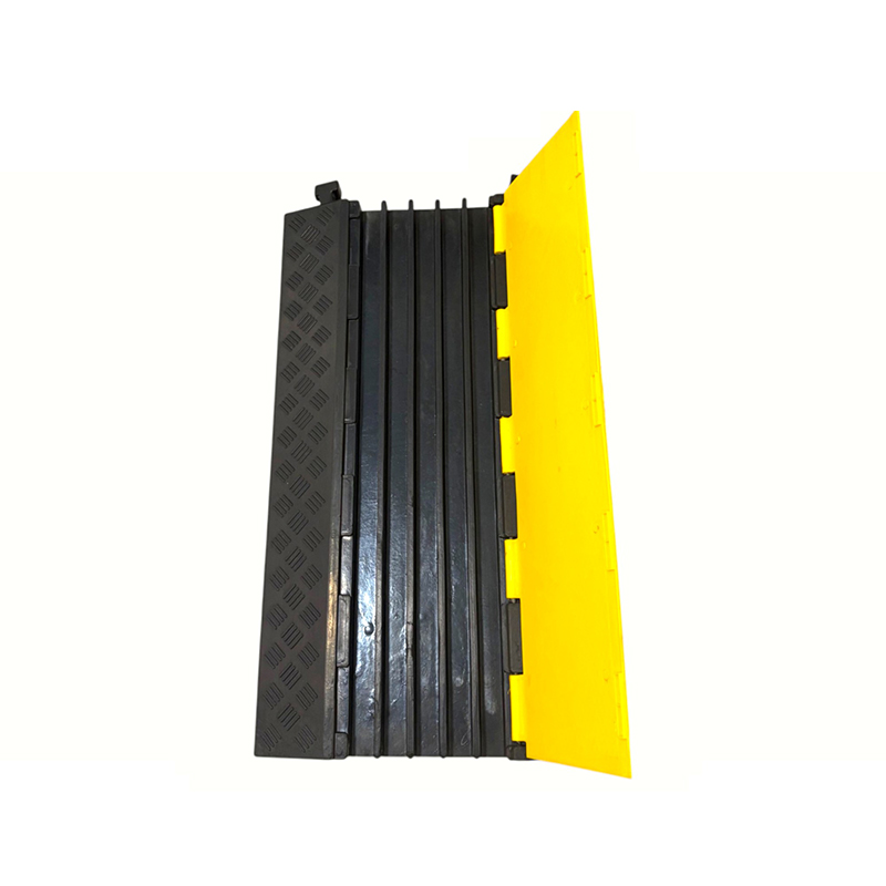 Protector de cable resistente de 5 canales con base de goma y cubierta abatible de PVC de alta capacidad de carga